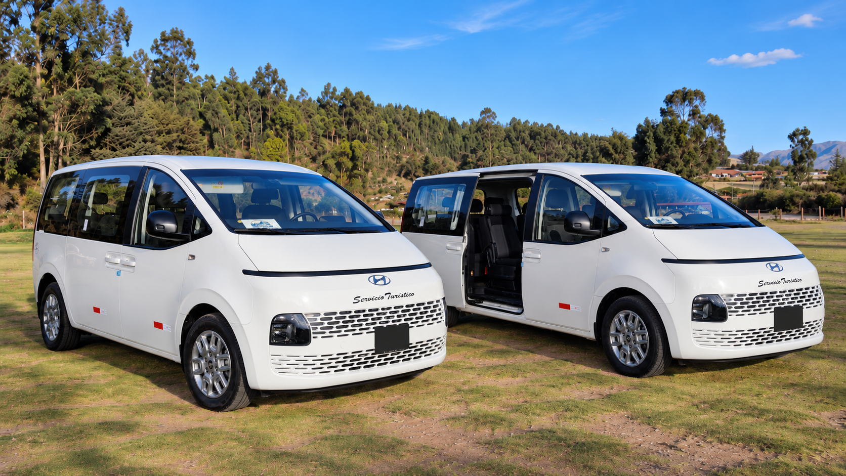 Dos vehículos Hyundai Staria de Inka Quality Tours para traslados turísticos